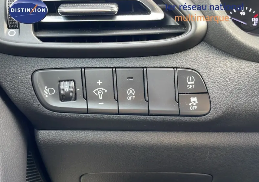 Gros plan sur les commandes de réglage d'éclairage et d'assistance de la Hyundai i30 SW 2024 en finition Dark Knight Metal.