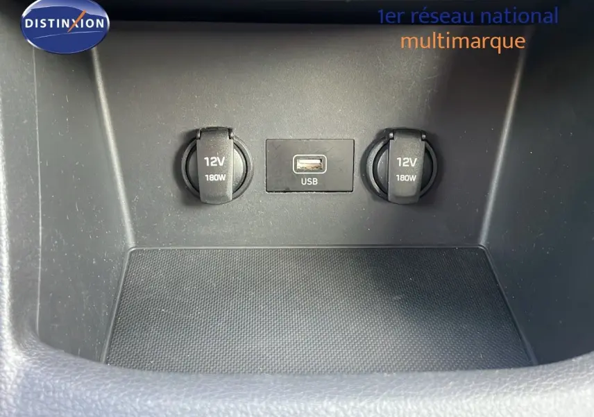 Prise USB et deux prises 12V vues de face dans la console centrale de la Hyundai i30 SW 2024 couleur Dark Knight Metal.