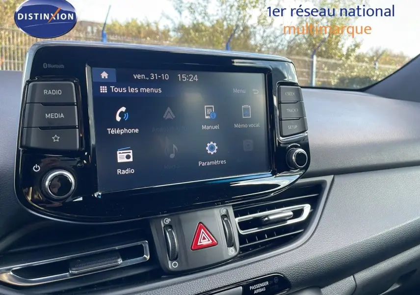 Tableau de bord intérieur de Hyundai i30 SW 2024 avec écran tactile central affichant les menus multimédias.