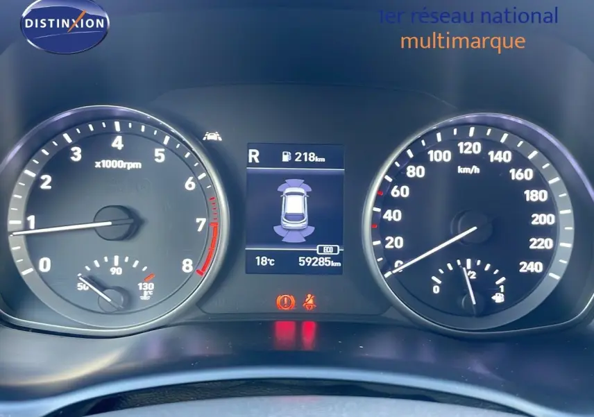 Tableau de bord de Hyundai i30 SW 2024, affichage digital central et compte-tours à gauche, vitesse à droite.