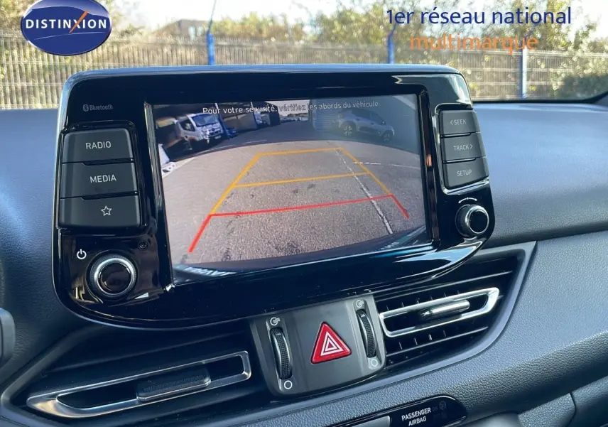 Écran central affichant la caméra de recul dans l'habitacle d'une Hyundai i30 SW 2024 couleur Dark Knight Metal.