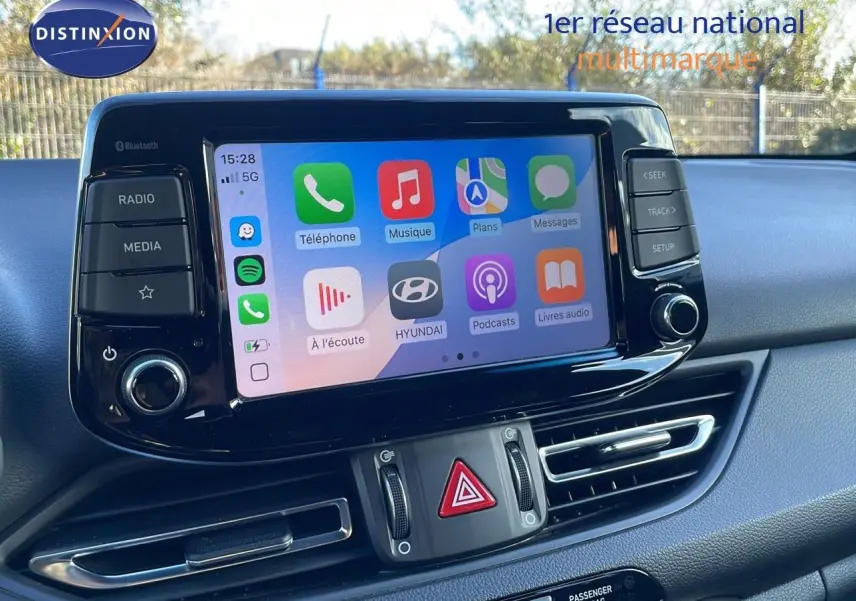 Écran tactile central affichant Apple CarPlay dans l'habitacle d'une Hyundai i30 SW 2024 couleur Dark Knight Metal.