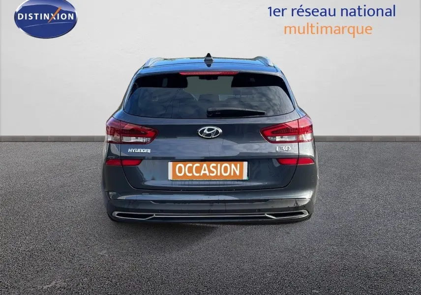 Vue arrière d'une Hyundai i30 SW 2024 en Dark Knight Metal avec feux LED et plaque d'occasion visible.