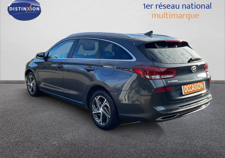Hyundai i30 SW 2024 gris Dark Knight Metal vue 3/4 arrière droit, break compact avec jantes alliage modernes.