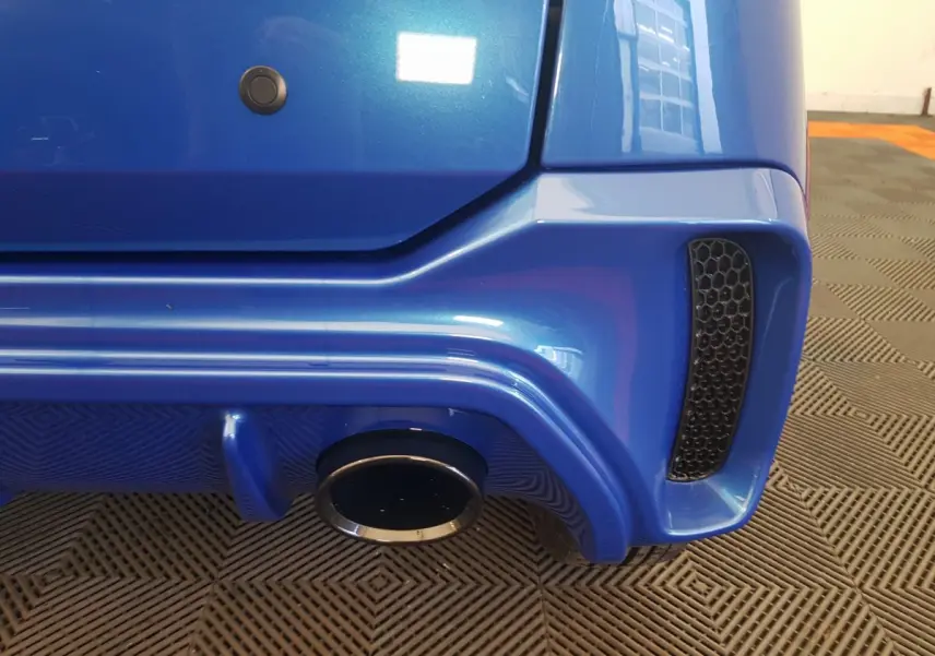 Gros plan sur l'arrière droit bleu de l'AIXAM AMBITION 0.5 CITY SPORT 2026 avec sortie d'échappement et diffuseur.