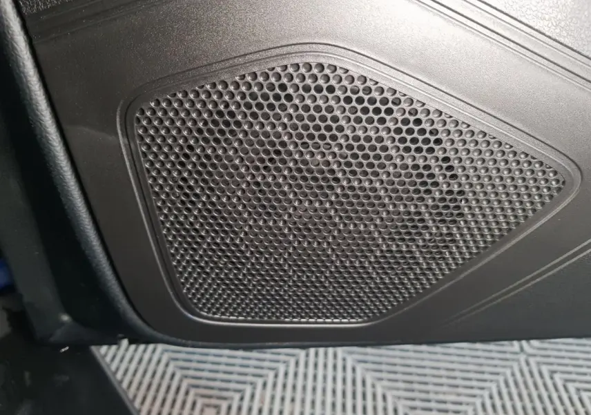 Gros plan sur la grille de haut-parleur noir dans l'habitacle de l'AIXAM Ambition 0.5 City Sport 2026.