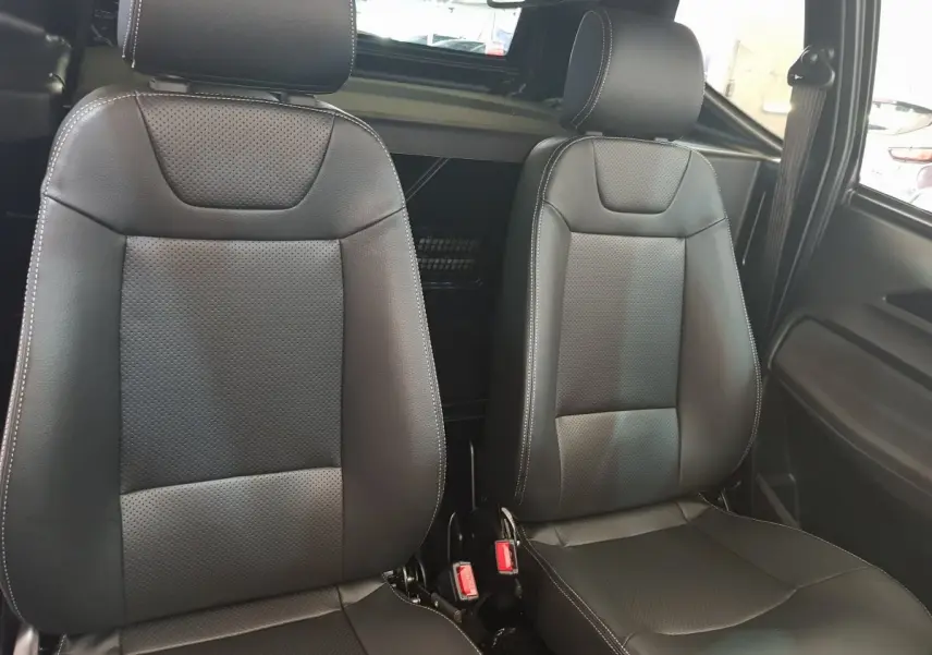 Gros plan sur les sièges avant en cuir noir perforé de l'AIXAM AMBITION 0.5 CITY SPORT 2026.