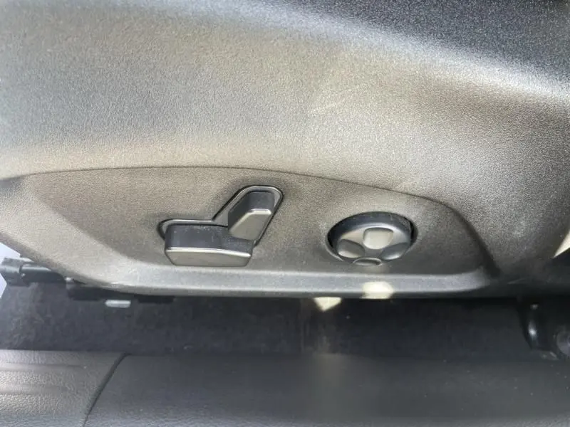 Détail des commandes de réglage électrique du siège côté conducteur du Jeep Compass gris métal 2023.