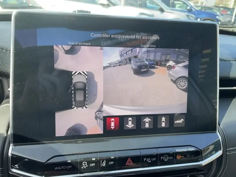Écran intérieur montrant la caméra 360° du Jeep Compass gris métal, vue de dessus et arrière du véhicule en stationnement.