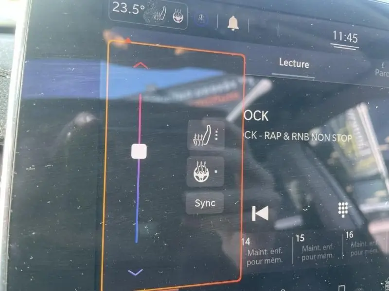 Écran tactile intérieur du Jeep Compass 2023 montrant les réglages de climatisation et chauffage des sièges.