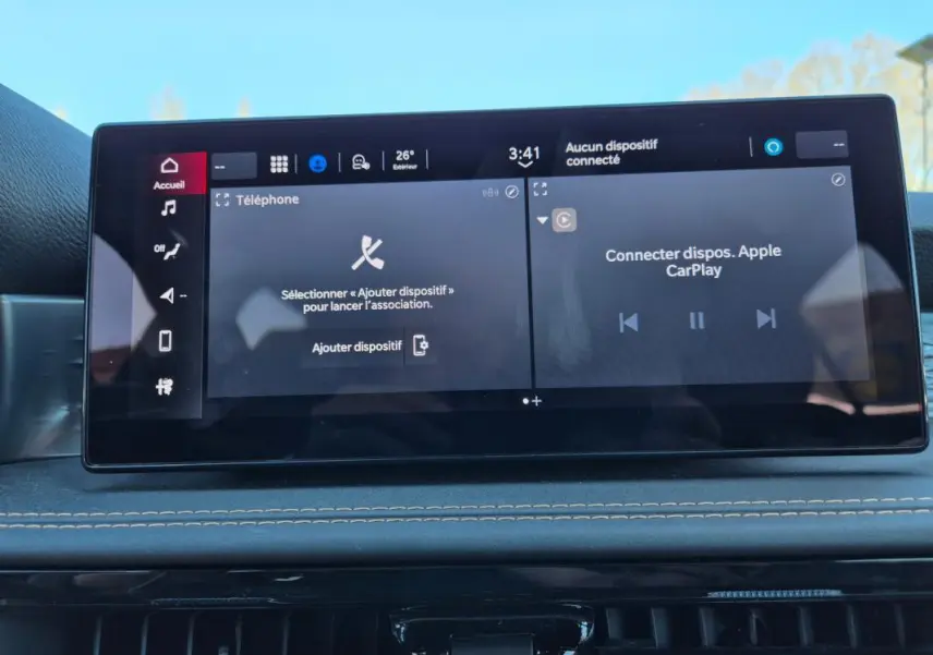 Écran tactile central de l'Alfa Romeo Tonale 2025 affichant la connexion Apple CarPlay et les options téléphone.