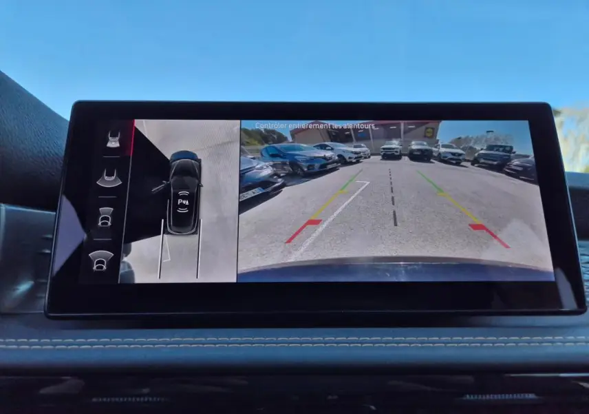 Écran intérieur de l'Alfa Romeo Tonale bleu montrant la caméra de recul et l'affichage 360° du stationnement.