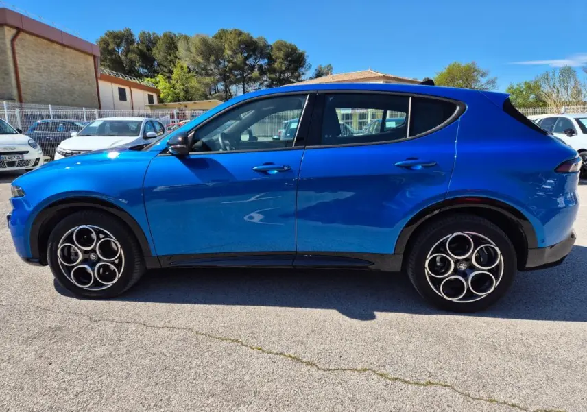 Vue latérale droite de l'Alfa Romeo Tonale bleu 2025 avec jantes alliage 18 pouces et lignes dynamiques.