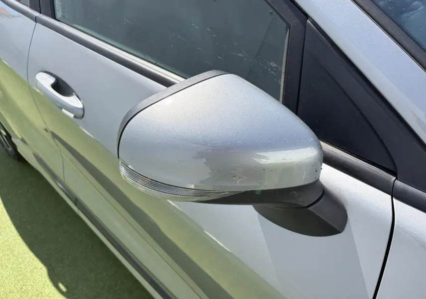 Rétroviseur côté gauche gris métal d'une Ford Puma II 2020, avec poignée de porte et vitrage noir brillant.