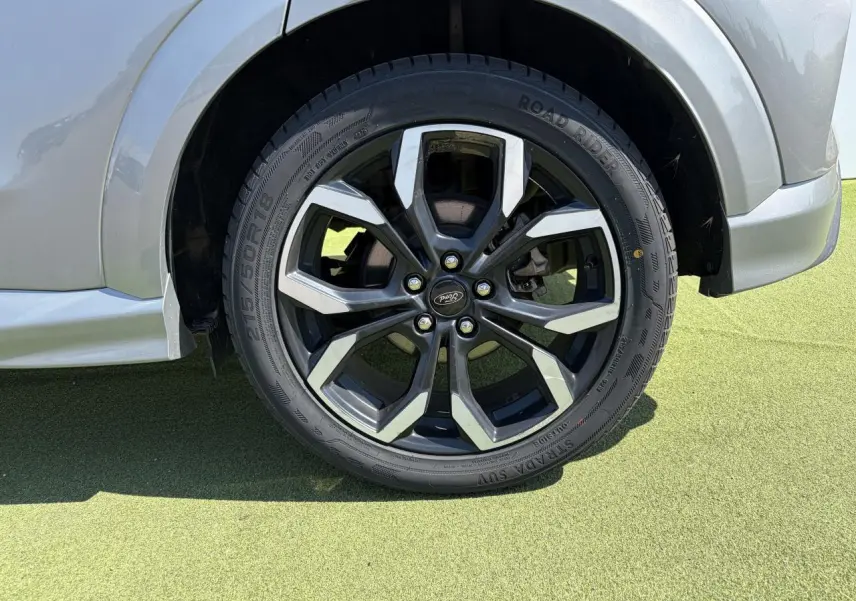 Gros plan sur la roue avant gauche du Ford Puma gris métal avec jante alliage 18 pouces finition Black Matt.