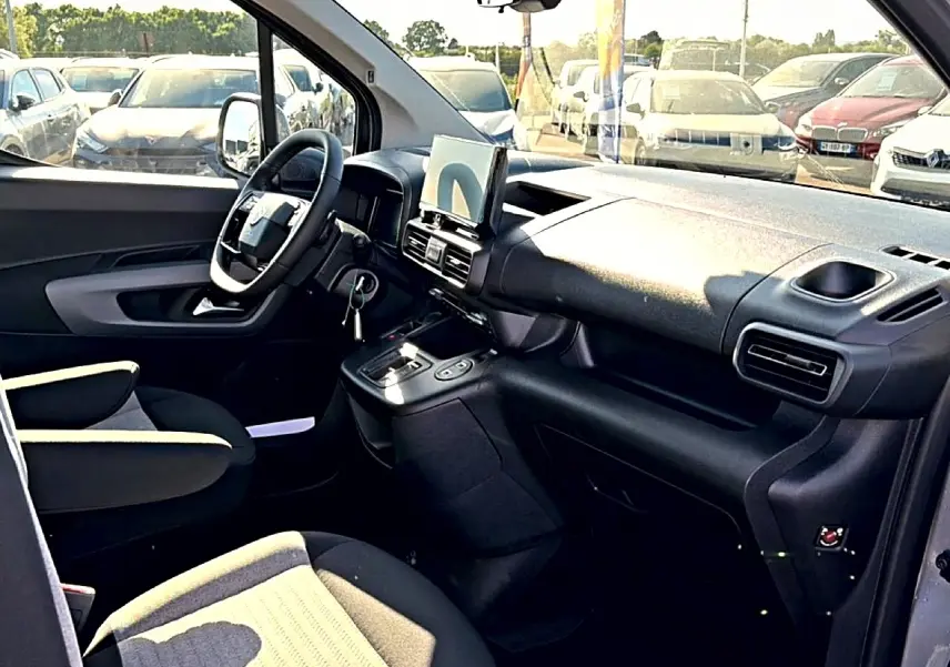 Intérieur du Citroën Berlingo Steel Grey 2026 vu côté conducteur, tableau de bord moderne avec écran tactile central.