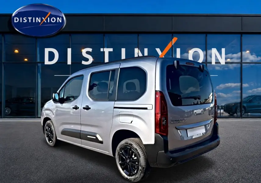 Vue 3/4 arrière droite du Citroën Berlingo Steel Grey 2026 avec jantes noires et vitres teintées.