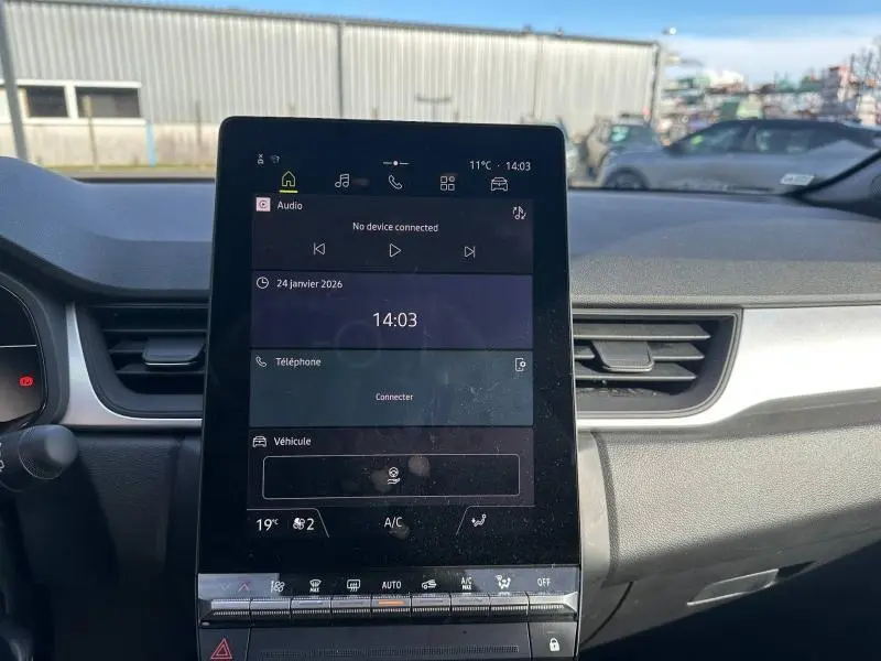 Vue intérieure centrée sur l’écran tactile du tableau de bord du Renault Captur 2025, ambiance sobre et moderne.