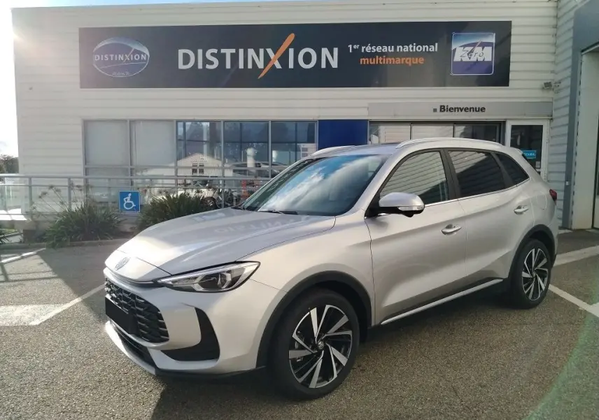 MG Motor ZS 1.5 l Hybrid 2026 en Cosmic Silver, vue 3/4 avant droit avec jantes alliage distinctives.
