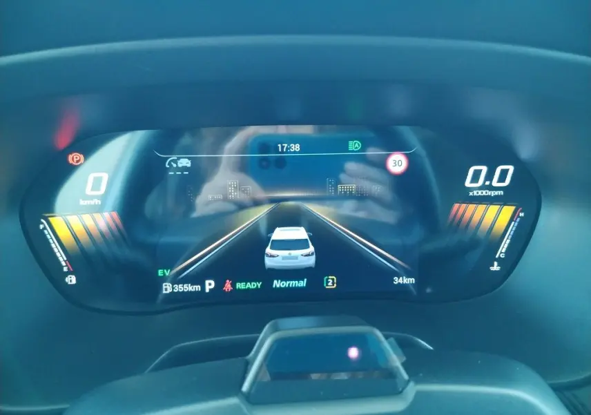 Tableau de bord numérique du MG MOTOR ZS 1.5 l Hybrid 2026, affichage de conduite avec autonomie et vitesse à 0 km/h.