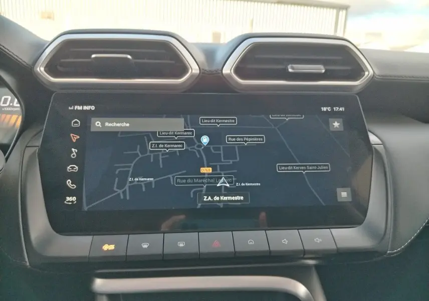 Vue rapprochée de l’écran tactile central du MG ZS 1.5 l Hybrid 2026, affichant la navigation GPS en mode nuit.