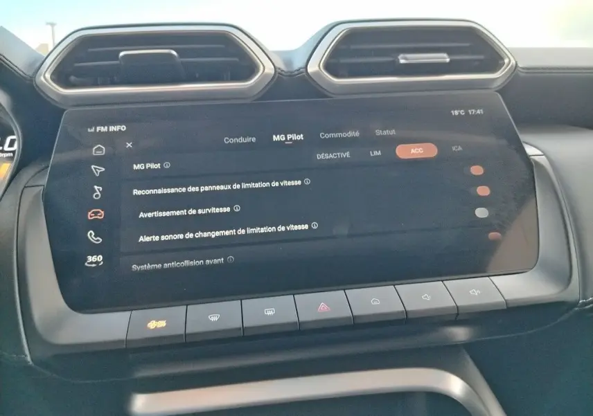Vue rapprochée de l’écran tactile central du MG ZS 2026, affichant les réglages du système MG Pilot.