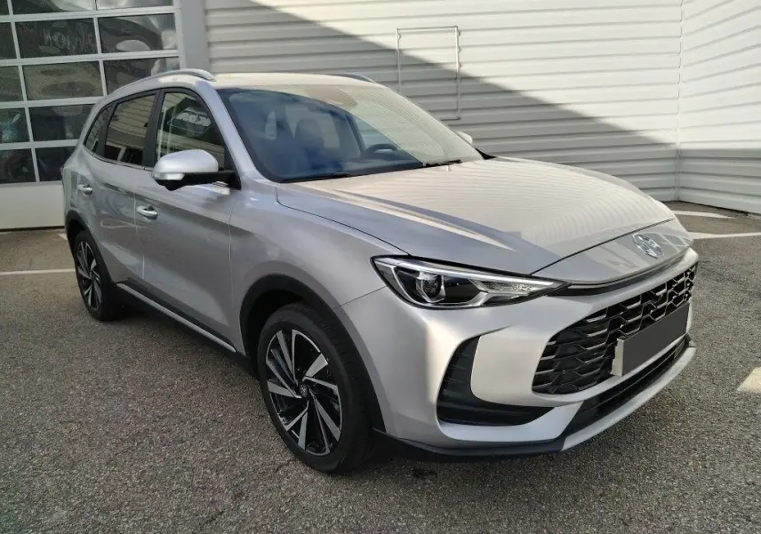 Vue 3/4 avant droite du MG ZS 1.5 l Hybrid Cosmic Silver avec calandre noire et jantes alliage distinctives.