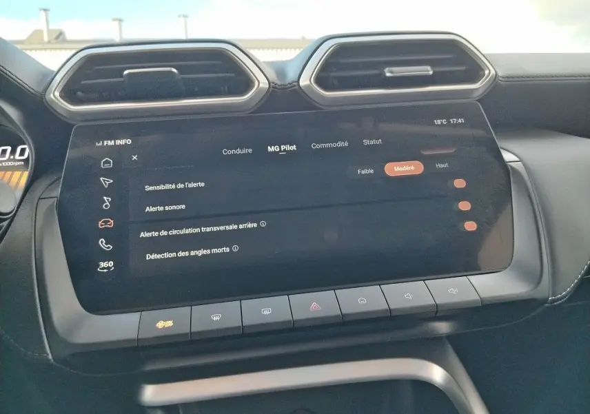 Vue rapprochée de l’écran tactile central du MG MOTOR ZS 1.5 l Hybrid + 197 LUXURY affichant les réglages d’alerte de conduite.
