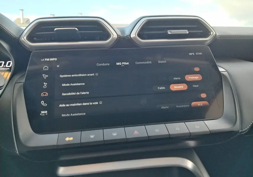 Vue rapprochée de l’écran tactile central du MG Motor ZS 1.5 l Hybrid + 197 Luxury, affichant les réglages d’assistance à la conduite.