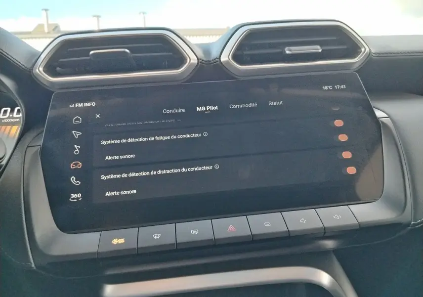 Vue rapprochée de l'écran tactile central du MG MOTOR ZS 1.5 l Hybrid + 197 LUXURY avec interface de sécurité conducteur.