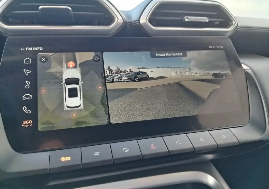 Écran tactile intérieur du MG MOTOR ZS 1.5 l Hybrid + 197 LUXURY montrant la vue caméra 360 et avant horizontal.