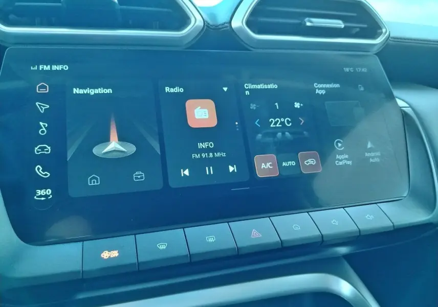 Écran tactile central du MG MOTOR ZS 1.5 l Hybrid + 197 LUXURY montrant navigation, radio et climatisation.