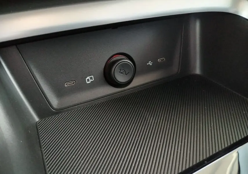 Gros plan intérieur sur la console centrale du MG ZS 1.5 l Hybrid Cosmic Silver, montrant prises USB-C et prise 12V.