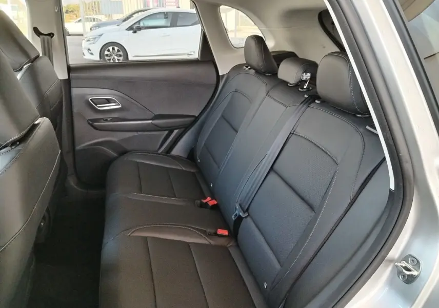 Vue intérieure du siège arrière côté droit en cuir noir du MG MOTOR ZS 1.5 l Hybrid + 197 LUXURY couleur Cosmic Silver.