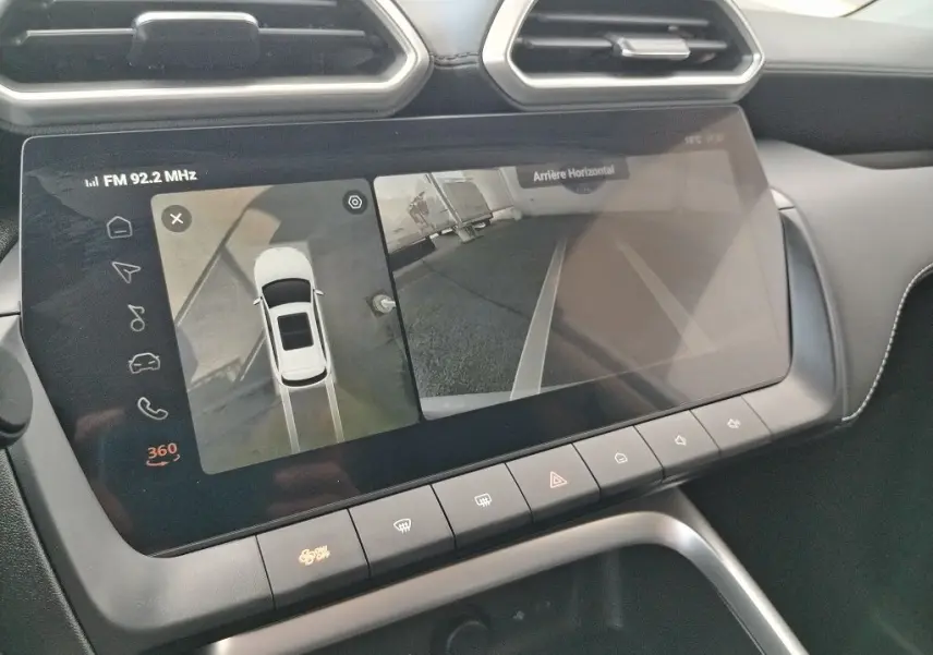 Écran tactile intérieur du MG Motor ZS 1.5 l Hybrid 2026 montrant la caméra 360° et la vue arrière en mode stationnement.