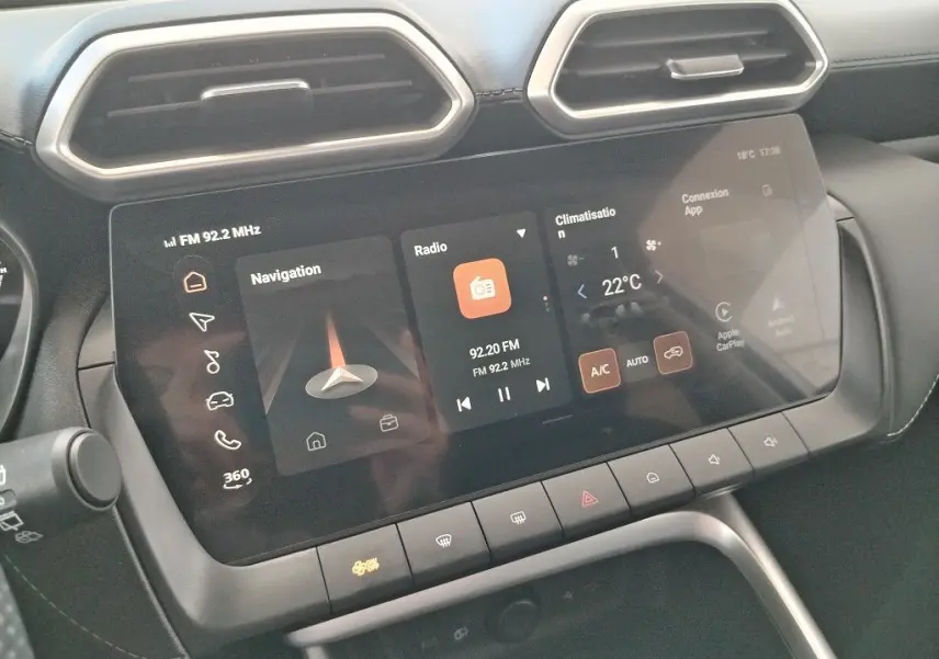 Vue rapprochée de l’écran tactile central du MG ZS 1.5 l Hybrid+ 197 Luxury, affichant navigation et climatisation.