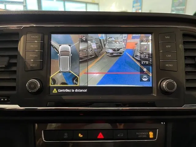 Écran multimédia montrant la caméra de recul et la vue 360° dans un SEAT Ateca blanc Nevada, tableau de bord noir.