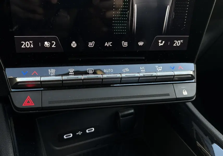 Gros plan sur la console centrale du Renault Austral 2023, avec commandes climatisation et ports USB visibles.