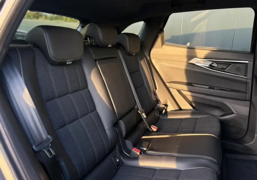 Vue latérale droite des sièges arrière noirs en tissu et similicuir avec surpiqûres or du Renault Austral 2023.