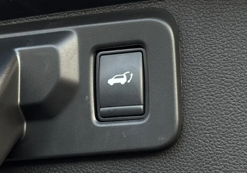 Bouton d'ouverture du hayon motorisé sur panneau intérieur noir du Renault Austral 2023 Noir Etoile