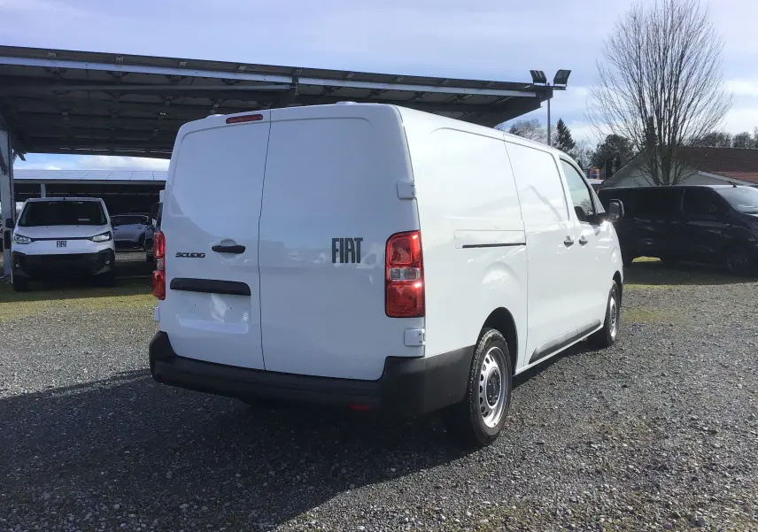 Vue 3/4 arrière droite d’un FIAT Scudo Fourgon blanc 2024, avec portes arrière battantes et pare-chocs noir.
