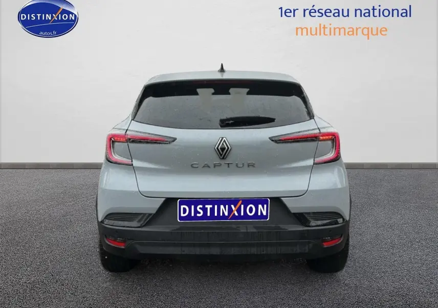 Vue arrière d'un Renault Captur gris rafale 2025 avec feux LED et lunette arrière surteintée.