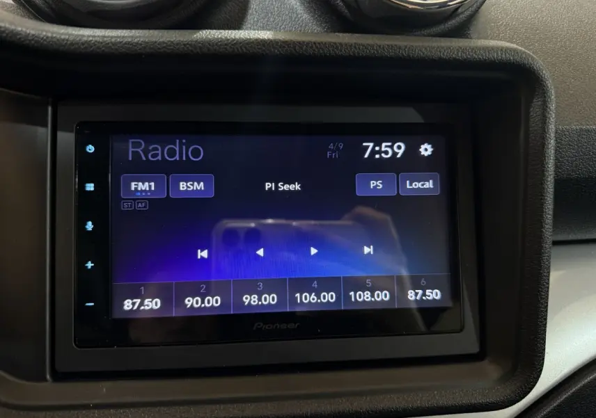Écran tactile radio Pioneer dans l'habitacle de l'Aixam Ambition 0.5 Crossover Premium, vue rapprochée.