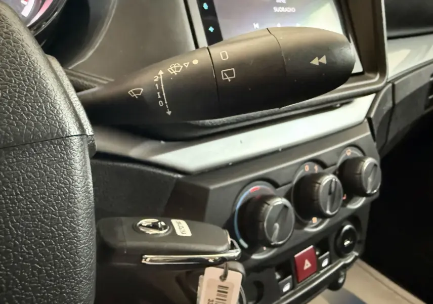 Gros plan sur le tableau de bord et la commande d’essuie-glace de l’AIXAM Ambition 0.5 Crossover Premium 2026.