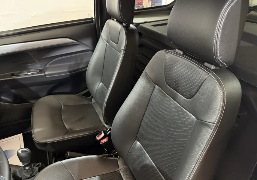 Vue intérieure rapprochée des sièges avant en cuir noir de l'AIXAM AMBITION 0.5 CROSSOVER PREMIUM 2026.