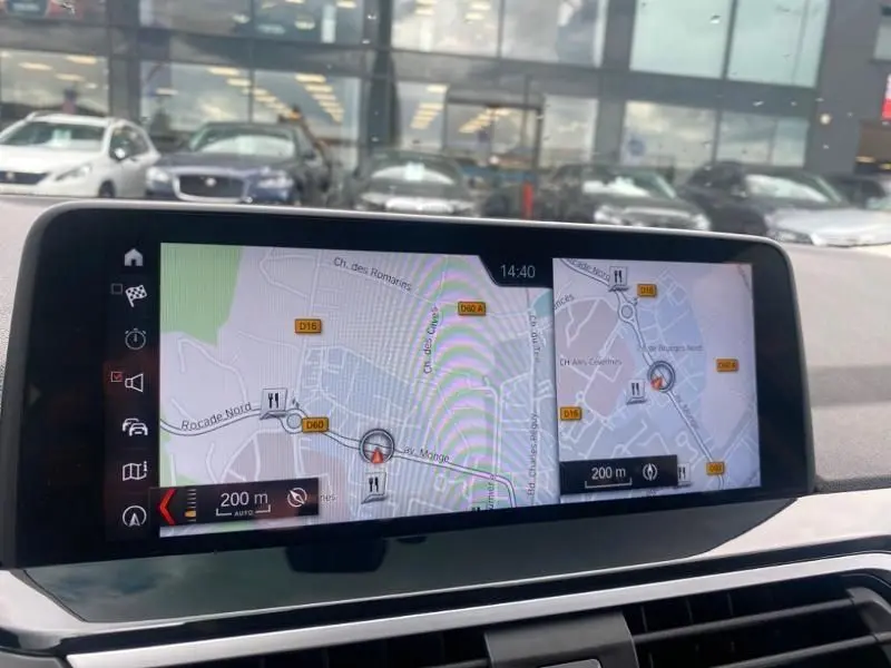 Vue avant gauche d'un BMW X3 X-Drive 20 DA 2018 bleu métal, avec finition X-Line et calandre caractéristique.