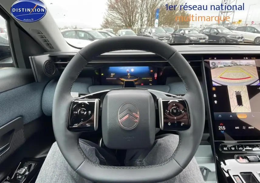 Vue intérieure centrée sur le volant du Citroën C5 Aircross 2026, avec écran tactile et affichage tête haute visible.