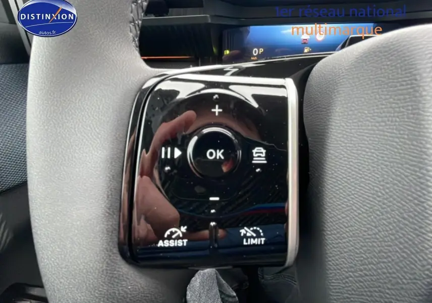 Gros plan sur les commandes multifonctions noires du volant gris du Citroën C5 Aircross hybride 2026.