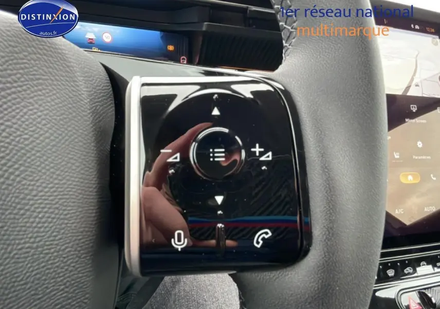 Gros plan sur les commandes tactiles noires à gauche du volant du Citroën C5 Aircross bleu 2026, écran tactile visible.