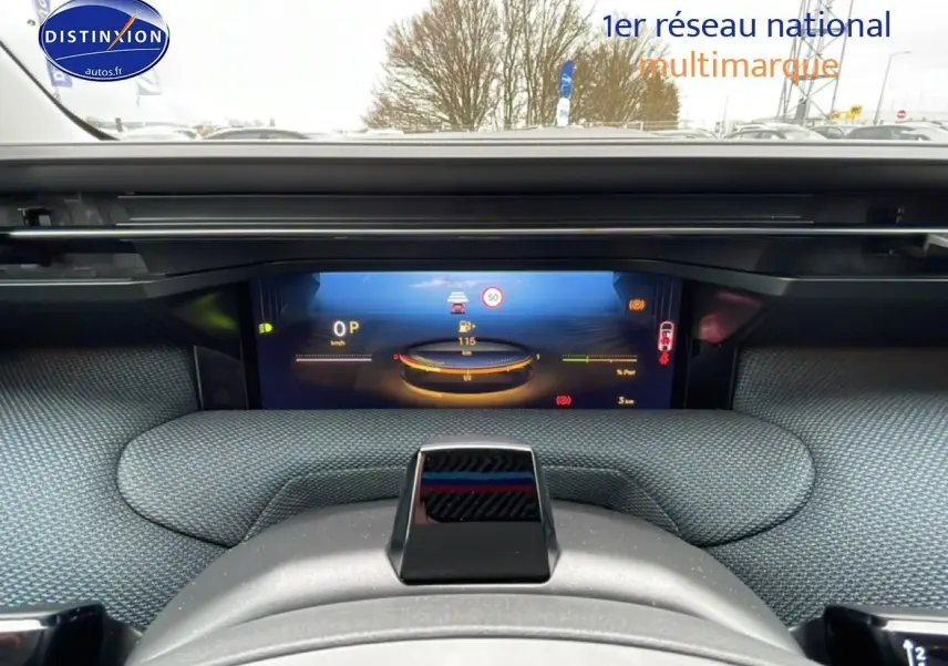 Vue du tableau de bord numérique du Citroën C5 Aircross bleu 2026, affichage tête haute et volant partiel visible.